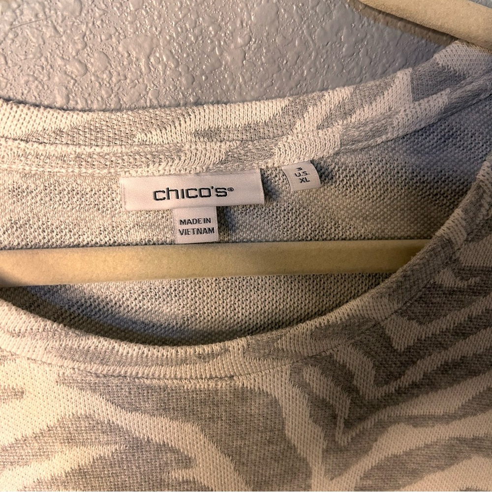 Chicos‎ Women’s Animal Print White Gray 3/4 Sleeve Pullover Sweater Size XL - Picture 2 of 6